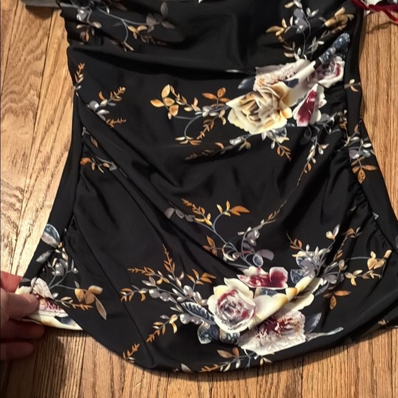 Divinitasole black floral off shoulder swim tank. - Picture 5 of 14